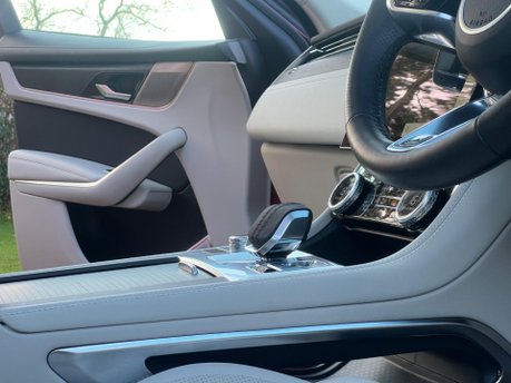 Jaguar F-Pace R-DYNAMIC BLACK 38