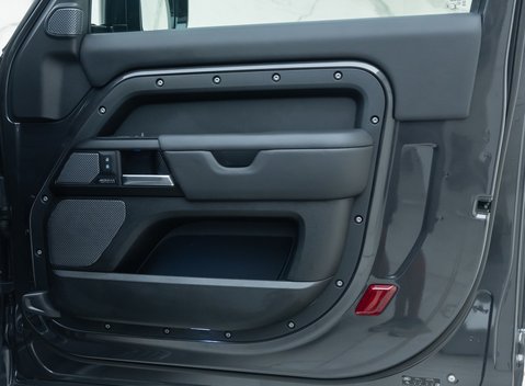 Land Rover Defender 90 V8 P525 URBAN 27