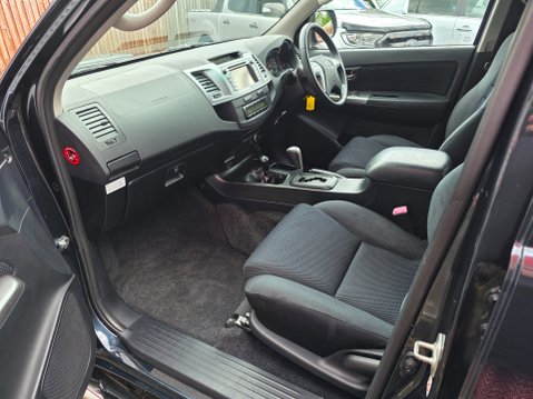Toyota Hilux INVINCIBLE 4X4 D-4D DCB Auto 14