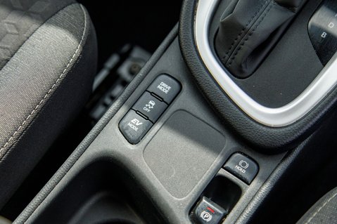 Toyota Yaris ICON FHEV 31