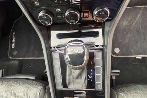 Skoda Superb SE TSI AUTOMATIC. 1 PREVIOUS KEEPER.. APPLE PLAY.. 5 MAIN DEALER SERVICE 29