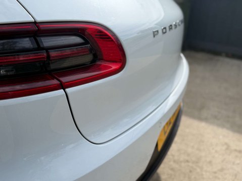 Porsche Macan 3.0 Macan S D Semi-Auto 4WD 5dr 35