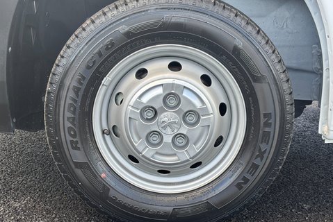 Peugeot Boxer BlueHdi 335 L3H2 Professional Premium Plus Panel Van 29