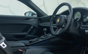 Porsche 911 GT3 TOURING (992) 13