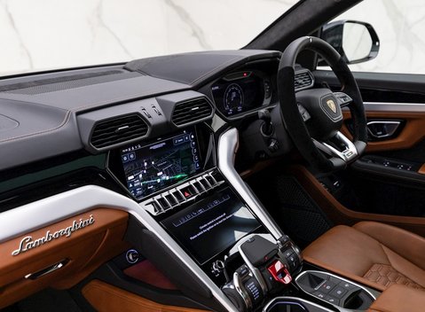 Lamborghini Urus 16