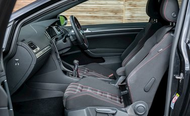 Volkswagen Golf GTI 17