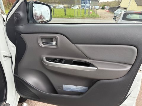 Mitsubishi L200 2.4 DI-D DC Barbarian 4WD Euro 5 4dr 28