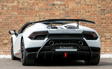 Lamborghini Huracan Spyder LP640-4 Performante 3