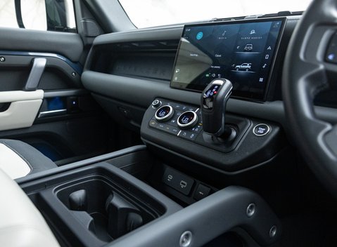 Land Rover Defender 90 D300 X-DYNAMIC HSE 37