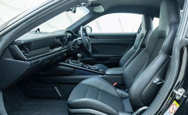 Porsche 911 GT3 Touring (992) 18