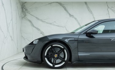 Porsche Taycan TURBO S 42