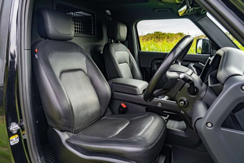 Land Rover Defender D300 X-Dynamic HSE Hard Top 11