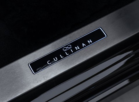 Rolls-Royce Cullinan Series II BLACK BADGE 32