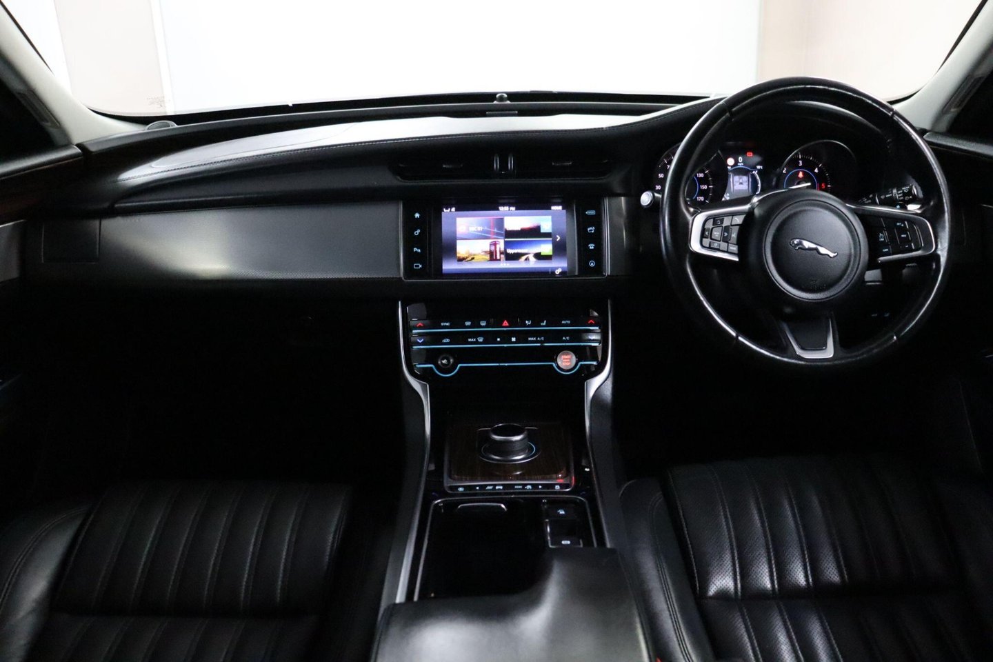 2018 Jaguar XF — image 40