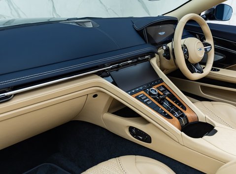 Aston Martin DB12 Volante 27