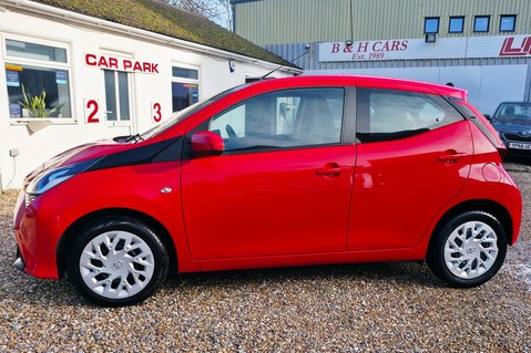 Toyota Aygo 1.0 VVT-I X-PLAY TSS LOOK! JUST 27000 MILES! LOW INSURANCE! 4