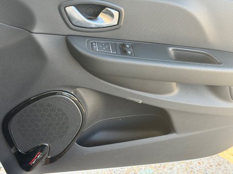 Renault Clio ICONIC TCE 18