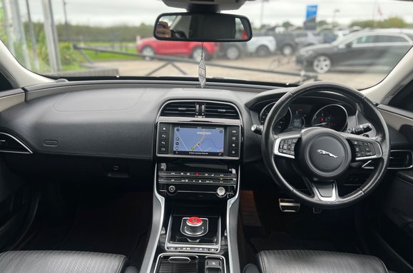 Jaguar XE 2.0 D PORTFOLIO AUTO 37