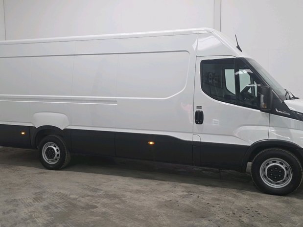 Iveco Daily Daily 35C14 Diesel 2.3 High Roof Business Van 4100L WB Hi-Matic 23