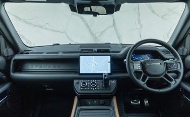 Land Rover Defender 110 D300 X 15