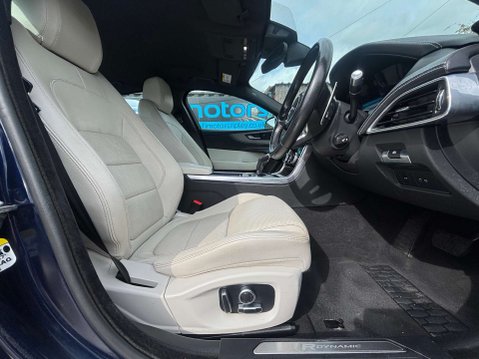 Jaguar XE 2.0 D180 R-Dynamic SE Saloon 4dr Diesel Auto Euro 6 (s/s) (180 ps) 37