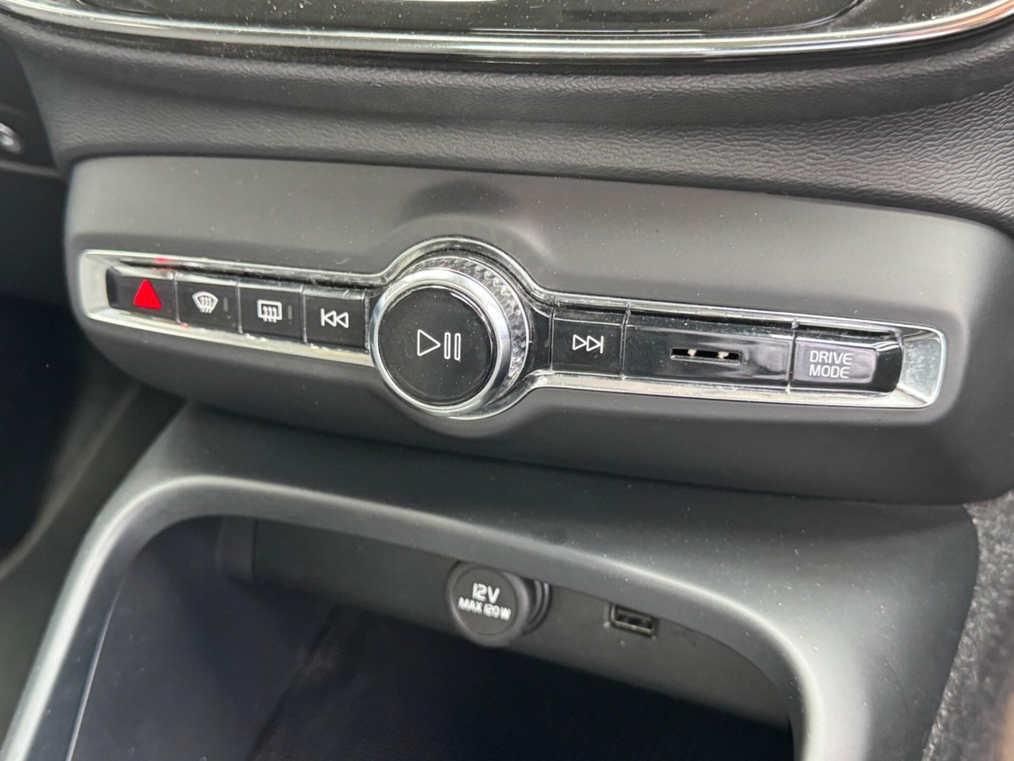 2020 Volvo XC40 — image 20