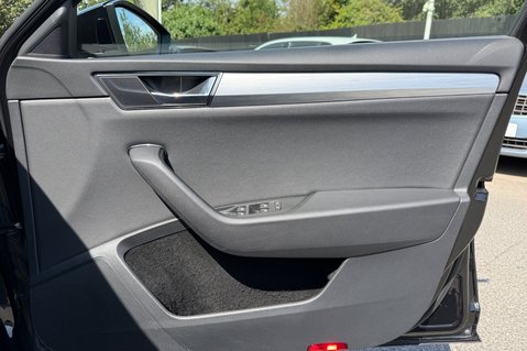 Skoda Superb SE TECHNOLOGY IV DSG - 11 SERVICES AT SKODA -HYBRID AUTOMATIC ESTATE 33