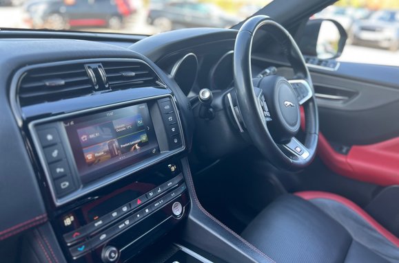 Jaguar F-Pace 3.0 V6 D300S AWD AUTO 38