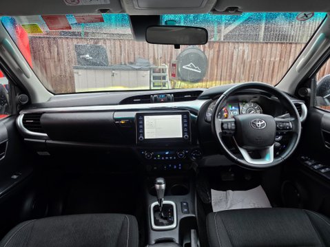 Toyota Hilux INVINCIBLE 4WD D-4D DCB 12
