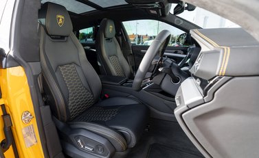 Lamborghini Urus 12