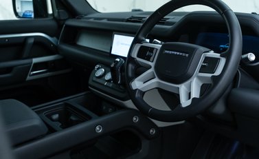 Land Rover Defender 110 D300 HSE Hard Top URBAN 10