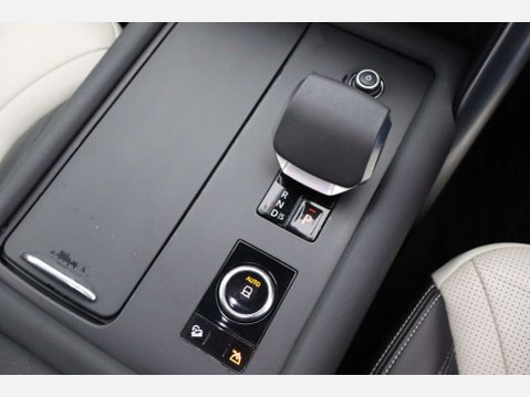 Land Rover Discovery 3.0 Discovery R-Dynamic SE D MHEV Auto 4WD 5dr 61