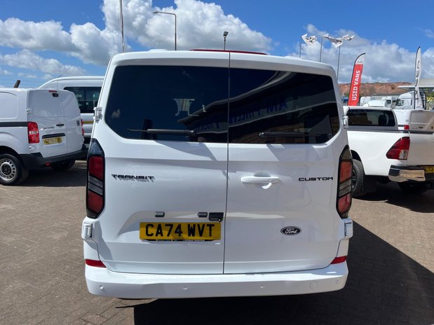 Ford Transit Custom TRANSIT CUSTOM 320 L2 DIESEL FWD 2.0 Eco Blue 136ps H1 Kombi Limited 9-Seat 8