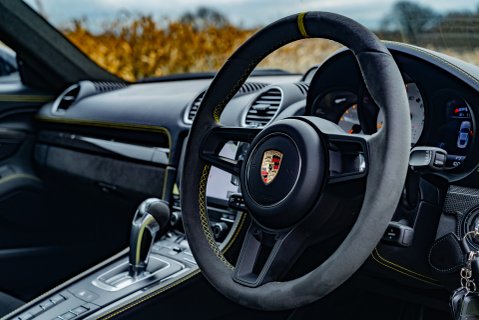 Porsche 718 CAYMAN GT4 PDK 12