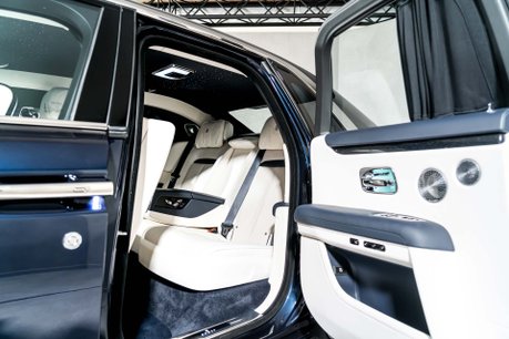 Rolls-Royce Ghost V12. STARLIGHT. H, C & M SEATS. REAR ENTERTAINMENT. HUD. A/CRUISE CONTROL 31