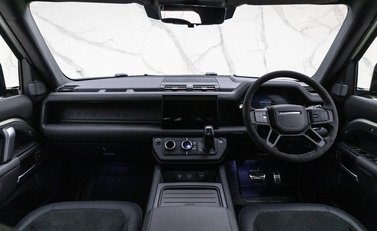 Land Rover Defender V8 13