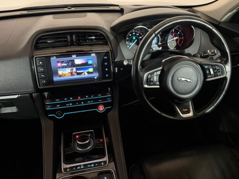 Jaguar F-Pace V6 S AWD 13