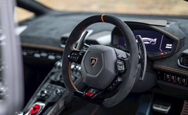 Lamborghini Huracan LP640-4 Performante 11