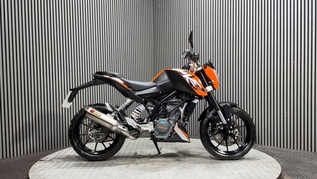 KTM Duke 2016 INCREDIBLY CLEAN LONG MOT ONLY 1K AKRAPOVIC