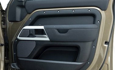 Land Rover Defender 110 D250 First Edition 22