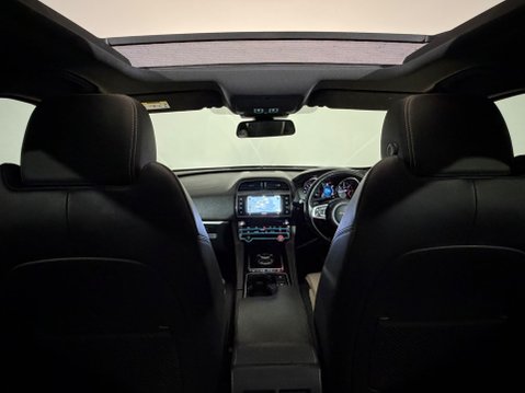 Jaguar F-Pace R-SPORT AWD 11