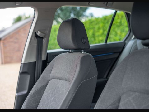 Volkswagen Golf 1.5 Golf Life eTSI Semi-Auto 5dr 27