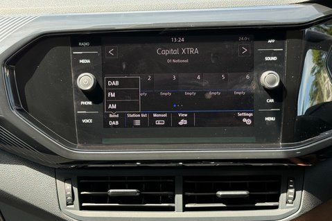 Volkswagen T-Cross SE TSI DSG - ONE OWNER - APPLE CAR PLAY - PARKING SENSORS- FULL SERVICE HIS 41
