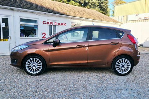Ford Fiesta TITANIUM.. AUTOMATIC.. 6 SERVICES.. £35 ROAD TAX.. STUNNING EXAMPLE 7