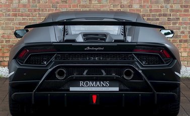 Lamborghini Huracan LP640-4 Performante 5