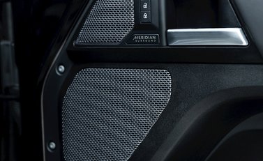 Land Rover Defender 90 V8 Bond Edition 21