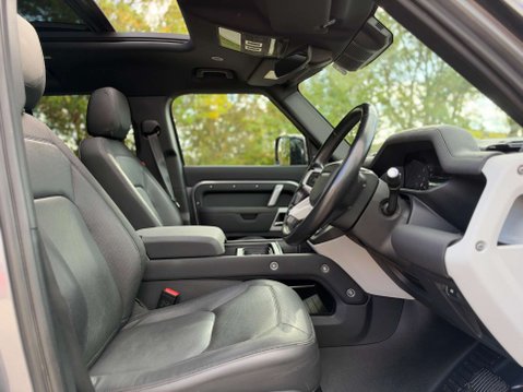 Land Rover Defender 3.0 Defender X-Dynamic SE D MHEV A 4WD 5dr 4
