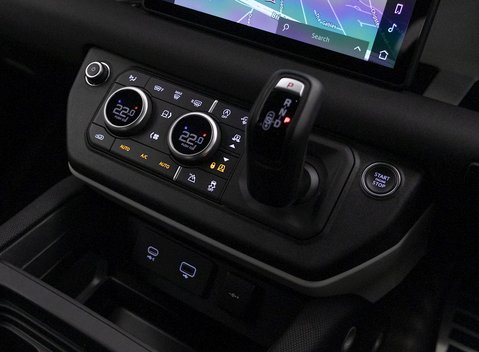 Land Rover Defender 110 X-Dynamic S D250 18