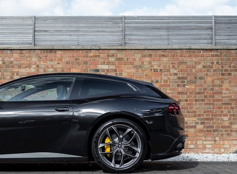 Ferrari GTC4 Lusso T 28