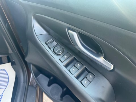 Hyundai i30 1.6 CRDi Blue Drive Premium Euro 6 (s/s) 5dr 19